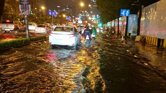 本市平盛郡因潮汛高漲多條街道嚴重受淹。（圖源：VOH）