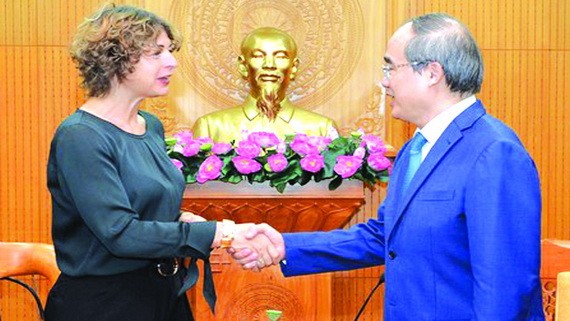 市委書記阮善仁（右）接見荷蘭大使埃爾斯貝特。