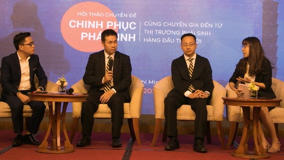 3位演講者向投資商解答問題。