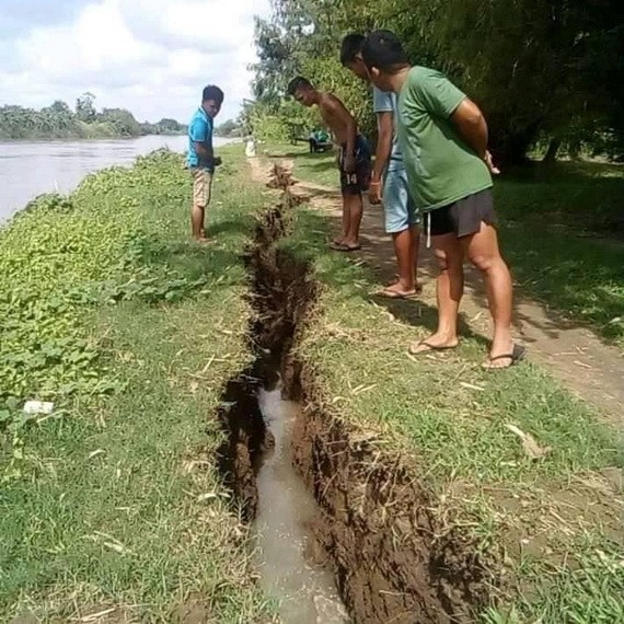 當天首震後有土質溝渠出現十多米長幾十公分寬裂縫。（圖源：互聯網）