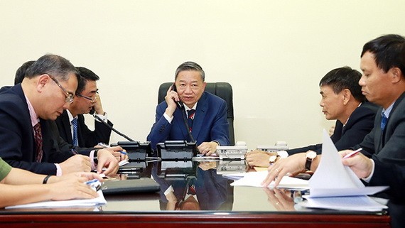 公安部部長蘇林大將（中）與英國內政大臣普麗蒂‧帕特爾通電談。（圖源：VGP）