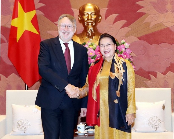 國會主席阮氏金銀（右）接見博納德主席。（圖源：越通社）