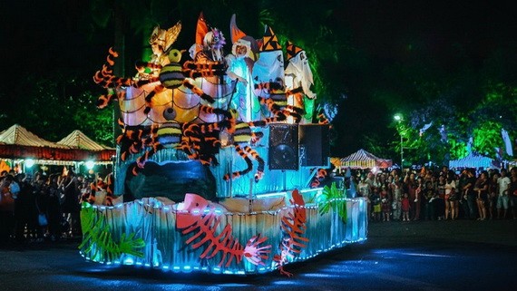 蓮潭公園的“鬼魔團”今晚遊行。