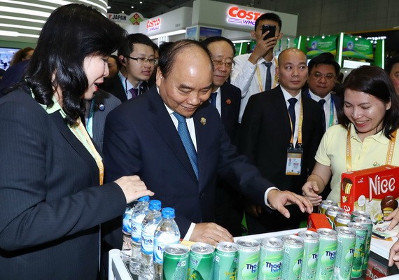 阮春福總理參觀第一屆進博會“越南專題館”。
