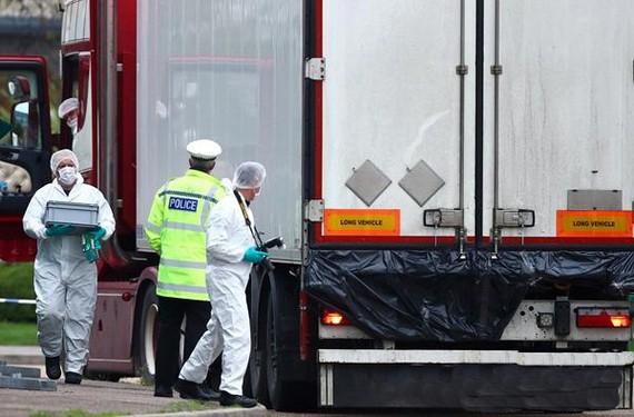 警方勘察發現了39具遺體的集裝箱內。（圖源：路透社）