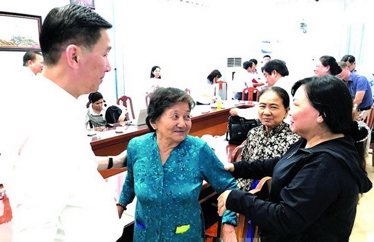 市人委會副主席陳永線(左一)聆聽市民的意見。（圖源：市黨部新聞網）