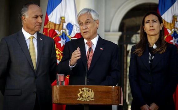 2019年10月30日，在智利首都聖地亞哥，智利總統皮涅拉（中）發表講話。 （圖源：智利一號通訊社）