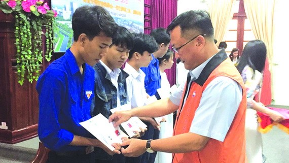 平陽省台商會會長吳俊瑩發獎學金給學生