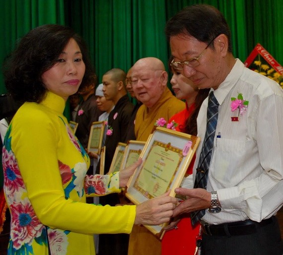 放棄優渥工作　回越南做慈善 ảnh 1