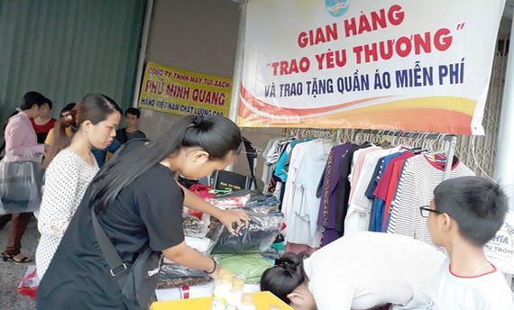第八郡第十六坊婦女會到各個工業區開設“分享愛心”攤位，給工人 贈送衣物。
