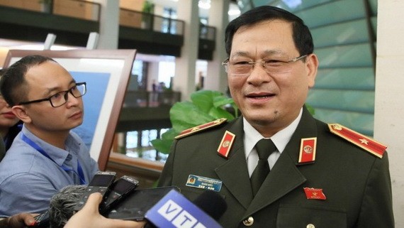 乂安省公安廳廳長阮友求接受記者採訪時稱，乂安省公安部門已抓獲8名組織人員非法偷渡英國的犯罪嫌疑人。（圖源：燕青）