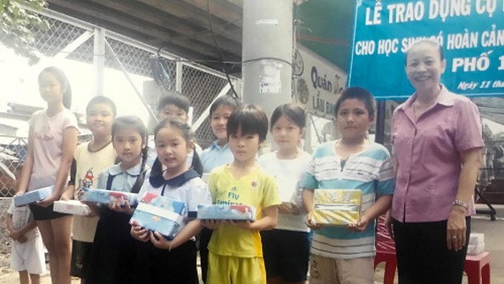 五姨向清平學生頒發禮物。