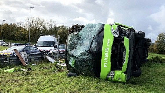 法國遊覽車翻覆 33人受傷。（圖源：Getty Images）