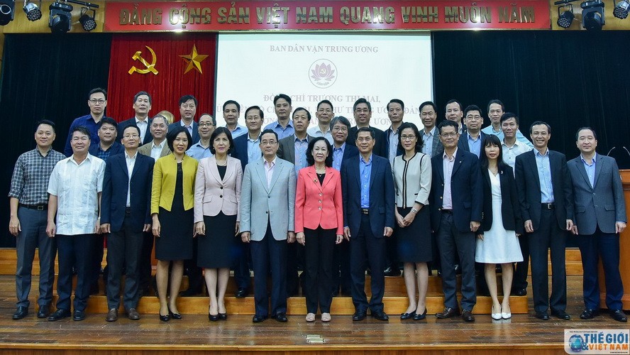 中央民運部長張氏梅（前中）同2020-2023年任期駐外的越南代表機關首長合照。