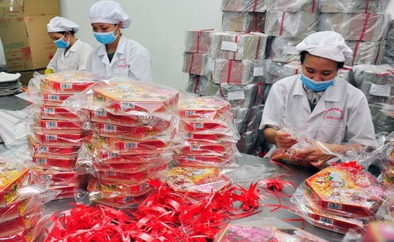 企業在生產供應春節市場的商品。