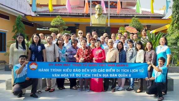 僑胞旅遊團在歷史文化遺跡景點平東亭合照。