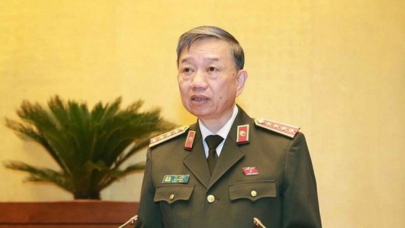 公安部長蘇霖大將在國會議事堂上發言。（圖源：Quochoi.vn）