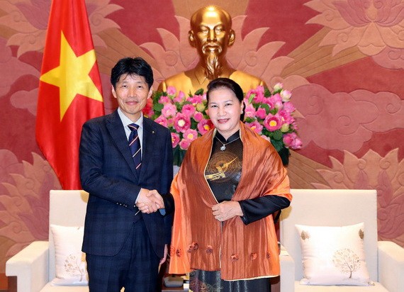 國會主席阮氏金銀（右）接見日本群馬縣知事山本一太。（圖源：越通社）