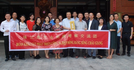 考察交流團與藝昌公司董事長朱應昌伉儷合照留念。