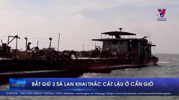 三盜採沙駁船被查獲。（圖源：VNews視頻截圖）