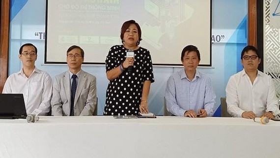 市高新技術園區管委會代主任黎碧鸞（中）在新聞發佈會上發言。（圖源：秋霞）