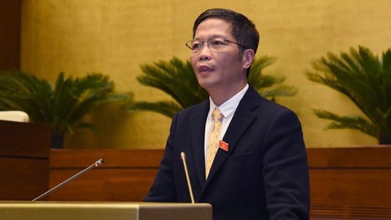 工商部長陳俊英會上答詢。