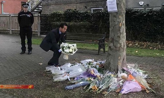 外交部副部長蘇英勇向遇難者獻花。（圖源：越通社）