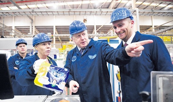 議會解散後英國首相約翰遜（右二）馬不停蹄開始選舉造勢活動。（圖源：歐洲時報）