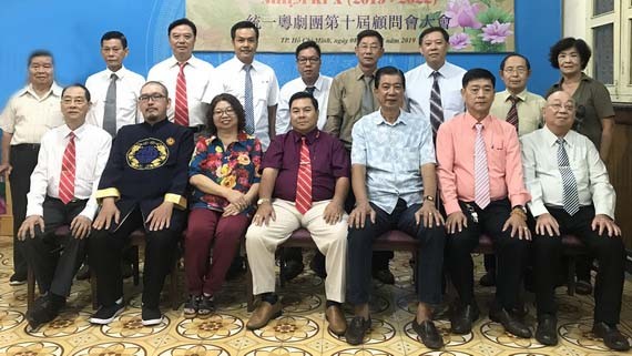 張四妹主任與第十屆顧問會全體成員合影。