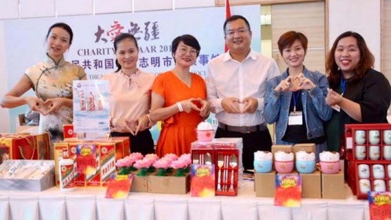 中國駐本市總領館外交官員和志願者參加義賣活動。