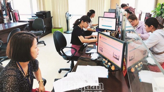 民眾在稅務局辦理稅務手續。