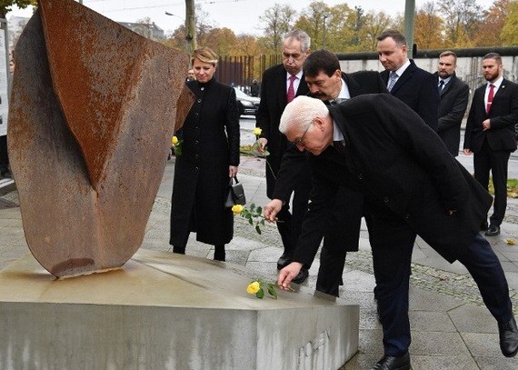 德國外長斯泰因邁爾（前）與多國領袖獻花。（圖源：AFP）