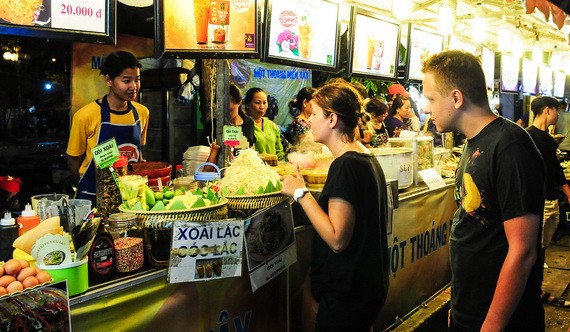 去年各國美食聯歡節吸引國際遊客參觀。