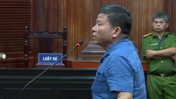 被告人朱文嵌在庭審上答法官問案。（圖源：誠鐘）