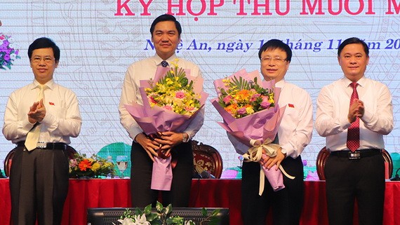 黃義孝（左二）及裴廷隆（右二）等二位同志獲贈鮮花祝賀出任乂安省人委會副主席職務。（圖源：維誠）