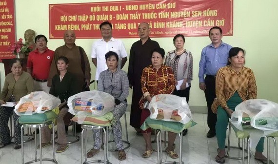 慈善救濟團向當地貧窮戶派發禮物。