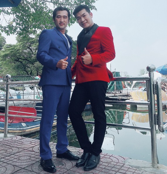 兩名華人歌星、音樂家畢寶藤（左）與林振合。