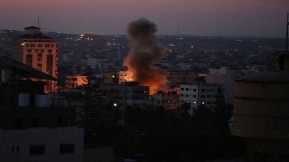 當地時間2019年11月12日，加沙地帶，以色列戰機空襲邊境地區，現場濃煙滾滾。（圖源：互聯網）