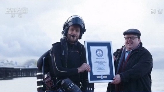 吉尼斯世界紀錄認證官向理查德‧布朗寧頒發證書。（圖源：CCTV視頻截圖）