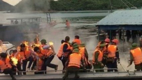 執行公務力量團隊遭人投擲汽油彈，數名公務員被擊中，瞬間竄出火舌，連忙跳下水滅火。（圖源：文德）