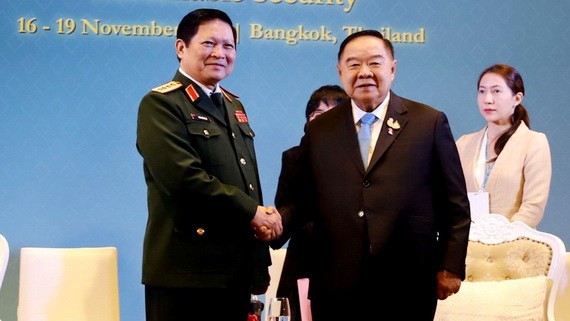 國防部部長吳春歷大將（左）會見泰國副總理巴逸。（圖源：VOV）