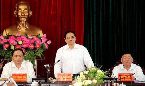 中央組織部長范明政（中）在永隆省第十次黨部大會上發言。（圖源：越通社）