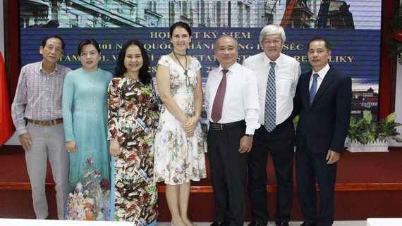 捷克駐越領事Dana Eltomova（中）同與會代表合照