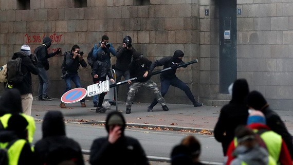 當地時間11月16日，巴黎街頭，蒙面示威者打砸店鋪。（圖源：視覺中國）