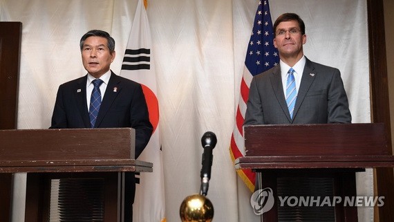 11月17日，在泰國曼谷，韓國國防部長官鄭景斗與美國國防部長馬克·埃斯珀共同會見記者介紹雙邊會談結果。 （圖源：韓聯社）