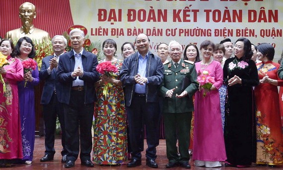 政府總理阮春福與各代表歡聚一堂高歌。（圖源：越通社）