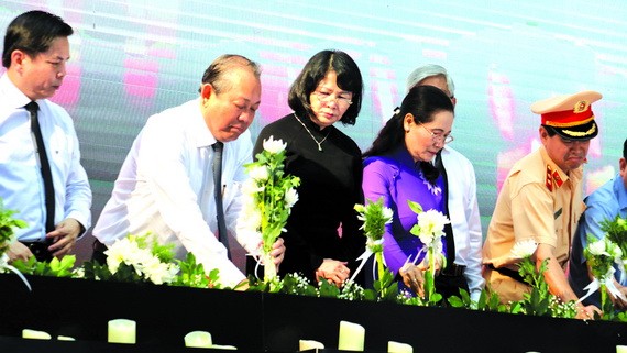 各領導敬獻鮮花緬懷交通事故受害者。