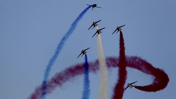 飛行表演隊在空中表演特技。（圖源：互聯網）