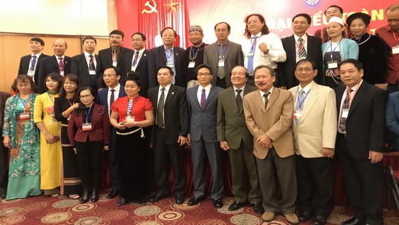 政府副總理武德膽(前排右五)與文藝工作者合影。