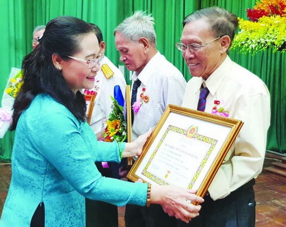 華人黨員、校長王沛川  為華文教育事業默默貢獻 ảnh 1